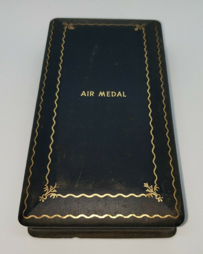 WWII Air Medal in Coffin Box: Full Wrap Brooch & Oak Leaf Cluster Device - Image 4