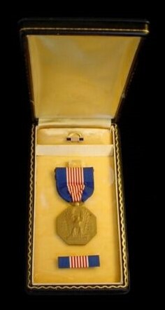 WWII U.S. Army Soldier’s Medal with Lapel Button & Ribbon Bar in Coffin Box - Image 2