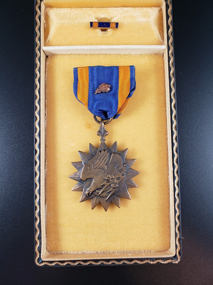 WWII Air Medal in Coffin Box: Full Wrap Brooch & Oak Leaf Cluster Device - Image 2