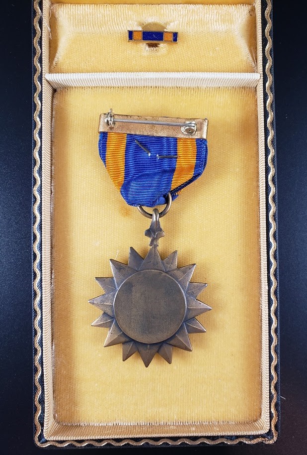 WWII Air Medal in Coffin Box: Full Wrap Brooch & Oak Leaf Cluster Device - Image 3