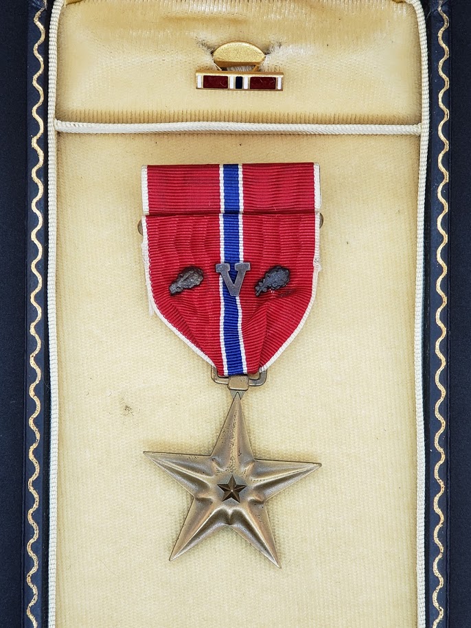 WWII US Bronze Star with Valor Device in Coffin Box - Image 2